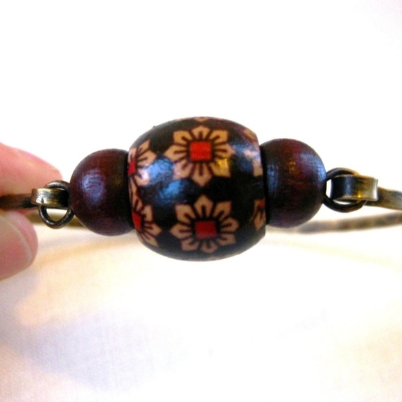 Hammered Antique Brass Vintage Floral Wood Bead Bangle Bracelet - Picture 3 of 4